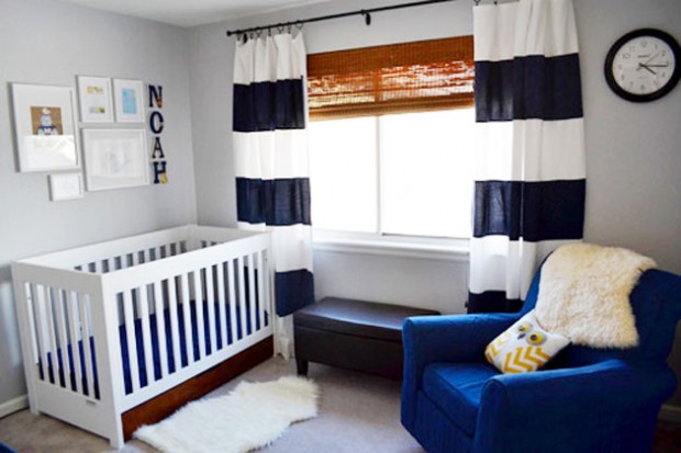 Habitación con cortinas a rayas blancas y azules.