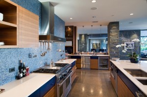 Tiang batu di dapur biru