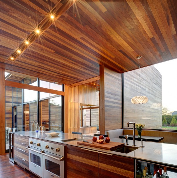 Dalam foto: dapur dibuat sepenuhnya dalam gaya kayu.