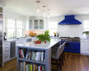 Dapur putih dengan dapur biru dan kipas pengekstrak