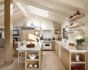 Dapur putih digabungkan dengan kayu ringan