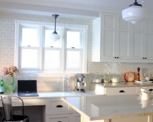 Jubin putih, kabinet dapur dan candelier