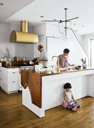 Butiran emas yang besar, dalam dapur putih padat