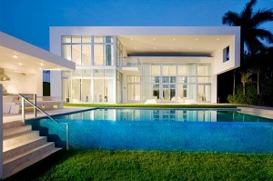 Rumah putih moden dengan dinding kaca