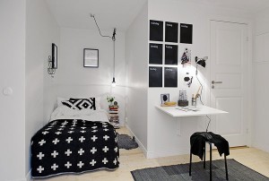 Bilik tidur kecil dalam warna hitam dan putih