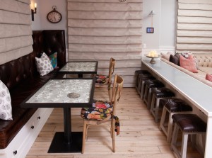Hiaskan kerusi dapur dengan menukar upholsteri mengikut budi bicara anda dengan tangan anda sendiri