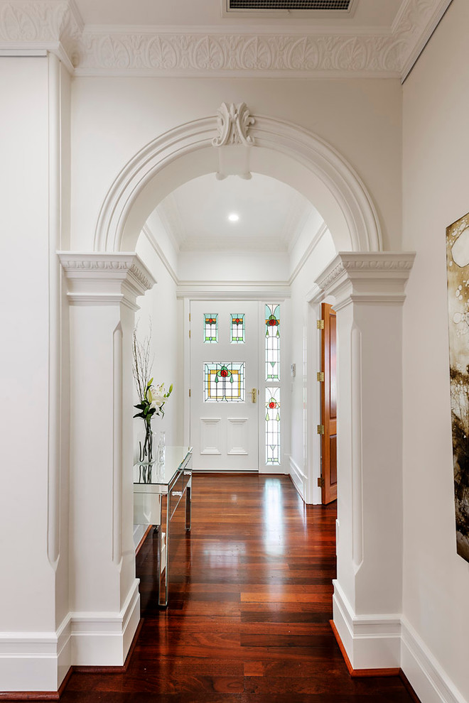 Lorong terang dengan pintu depan yang cantik