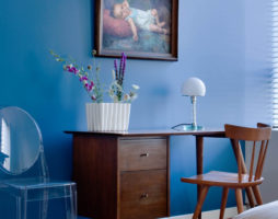 Warna biru di pedalaman