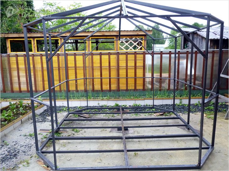 gazebo untuk kotej musim panas yang diperbuat daripada polikarbonat
