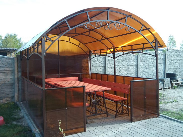 gazebo untuk kotej musim panas yang diperbuat daripada polikarbonat