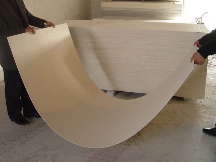 pelapisan dinding di rumah kayu