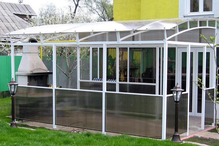 gazebo untuk kotej musim panas yang diperbuat daripada polikarbonat