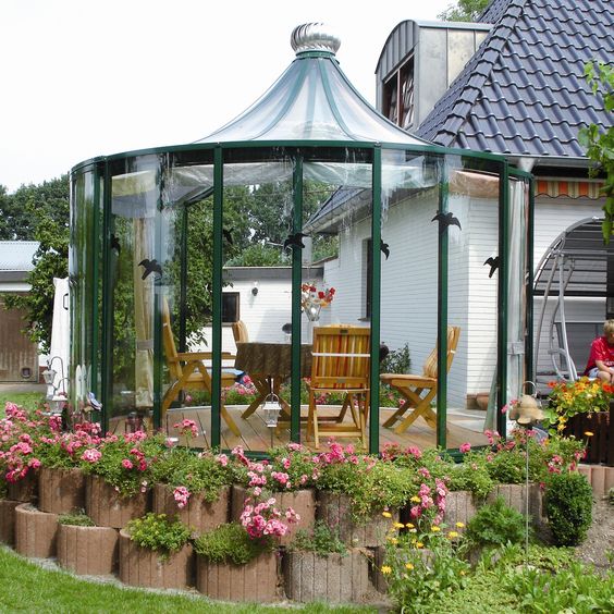 gazebo untuk kotej musim panas yang diperbuat daripada polikarbonat