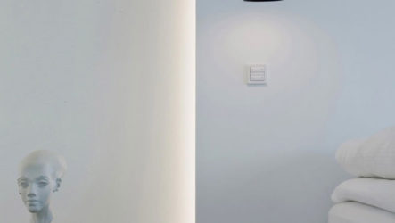 Lampu dinding di dalam rumah