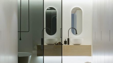 Pintu ke bilik air. Pintu untuk bilik mandi dan tandas
