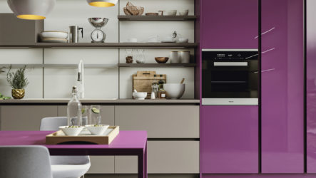 Bahagian dalam dapur yang halus dalam warna ungu